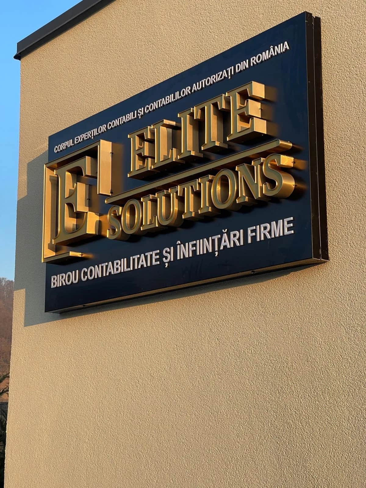 Fațada biroului Elite Solutions, cu piatră decorativă și tencuială