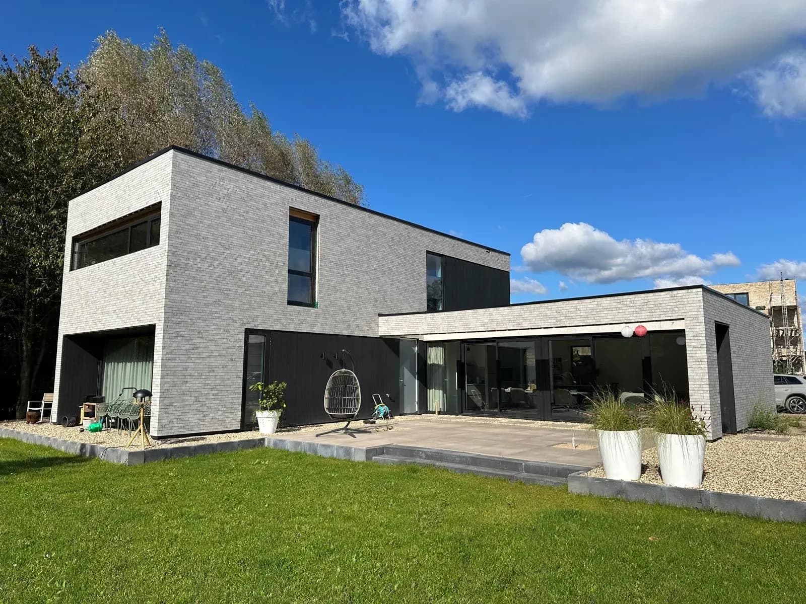 Casa Horizon House finalizată, cu fațadă din cărămidă aparentă